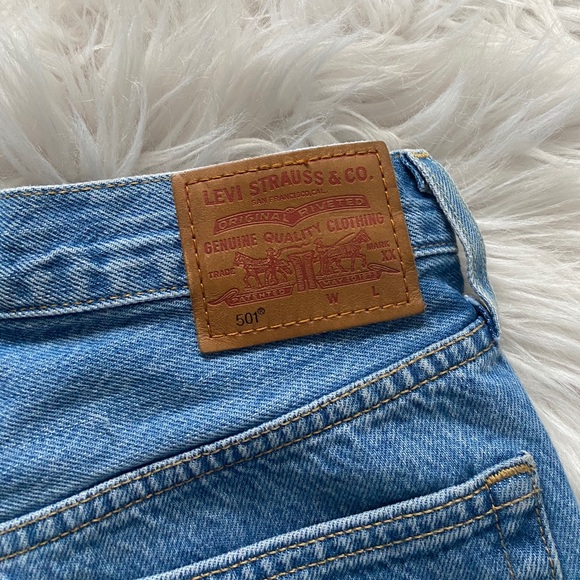 COPY - COPY - Levi Jeans Mid Thigh Shorts - Picture 1 of 4